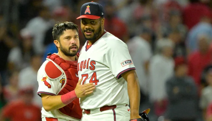 Mike Trout's two homers lift Angels past Rangers